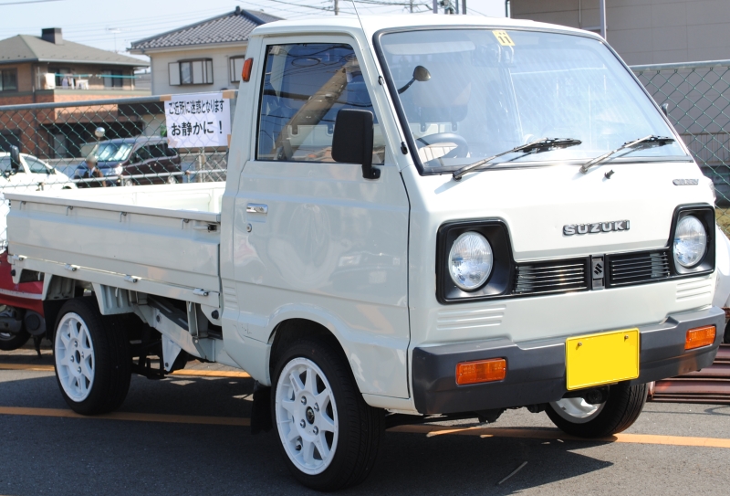 White Suzuki Carry kei mini truck
