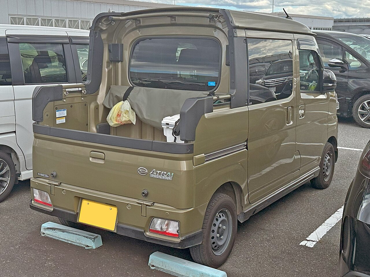 Daihatsu Atrai Deck Van — representative rear view